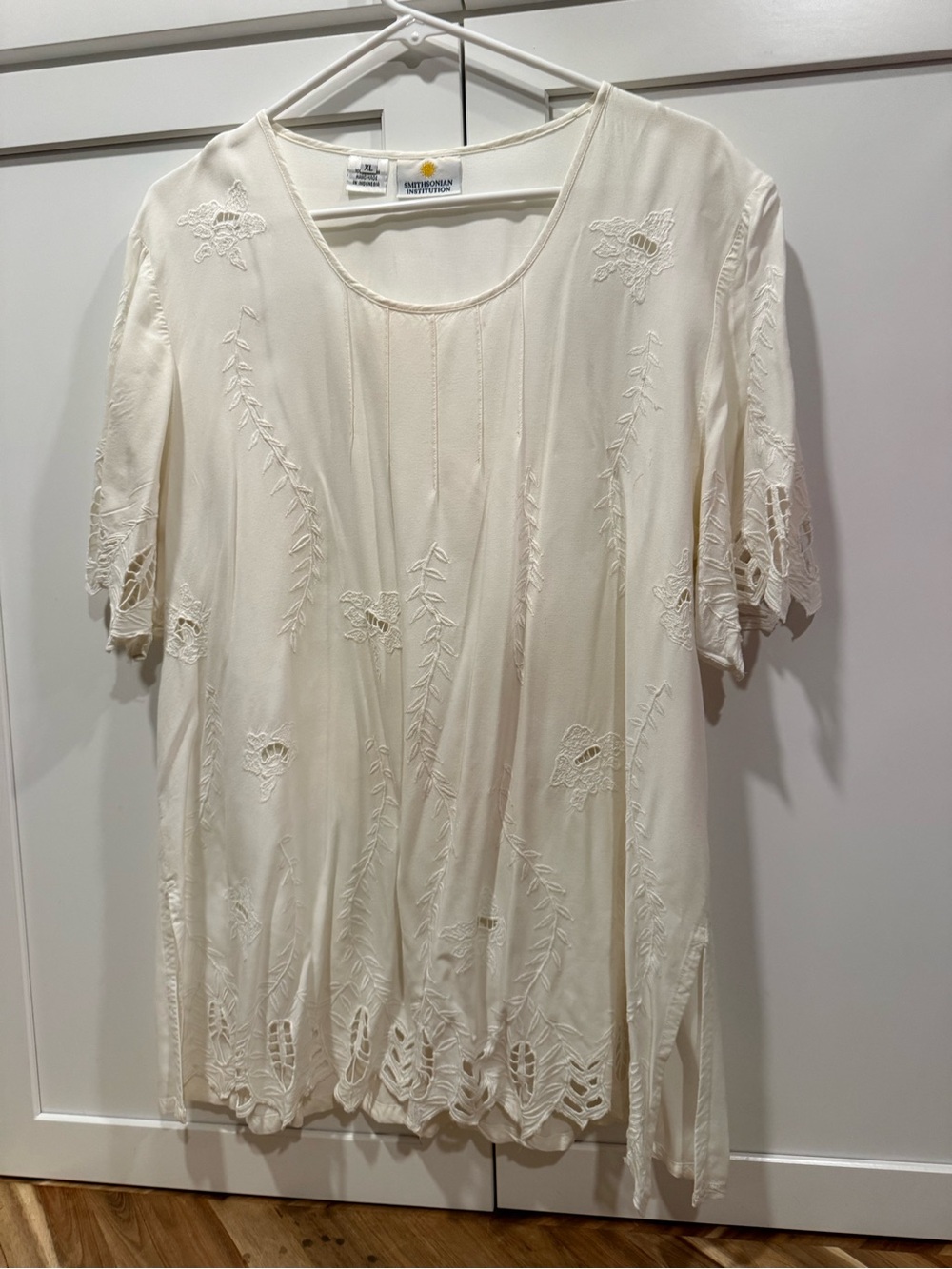 Smithsonian Blouse size XL white/ivory embroidered w/ side slit
